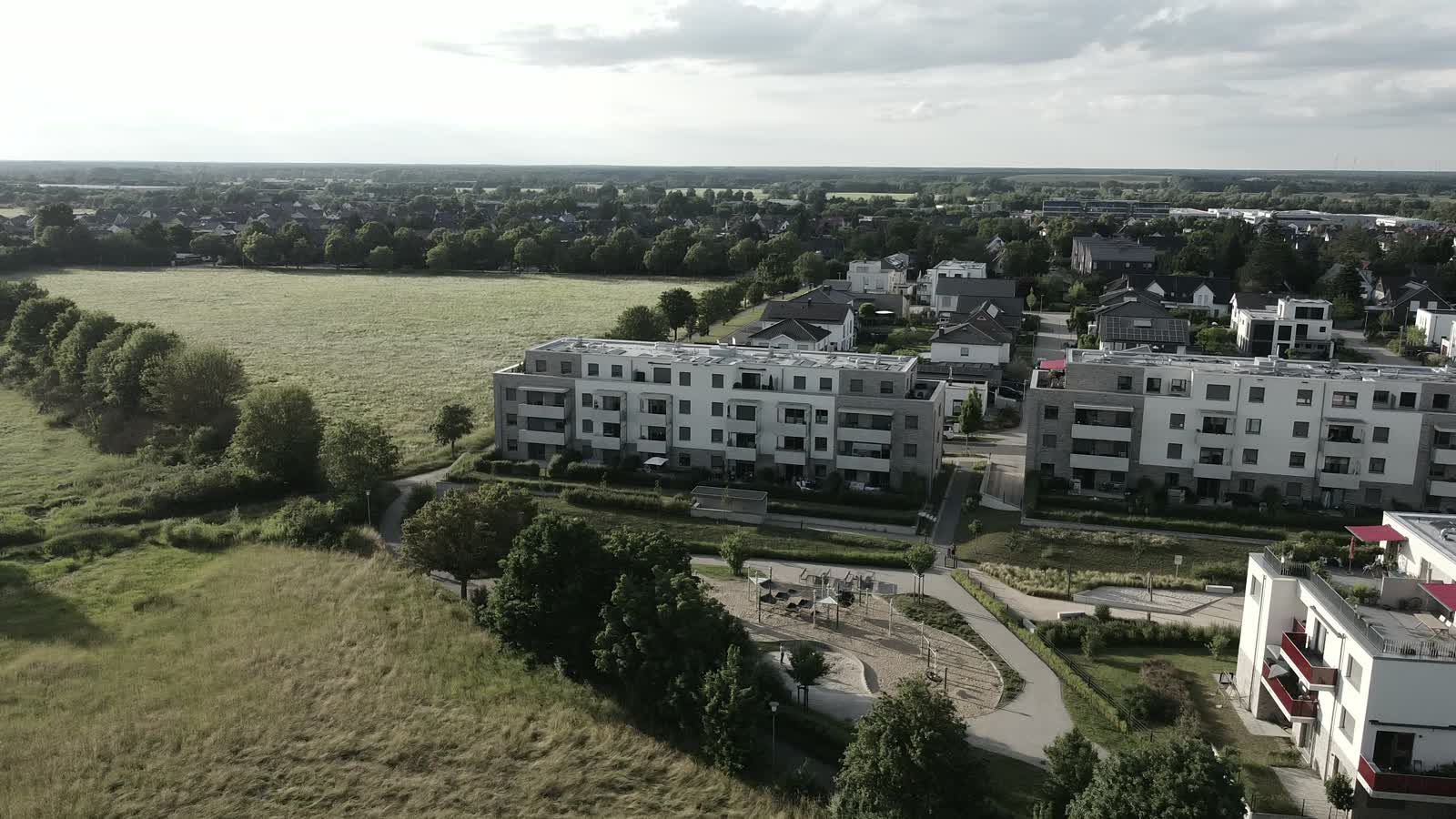 Luftaufnahme eines modernen Neubaugebiets – Hamorá-Studio vermarktet Bauprojekte für Bauträger